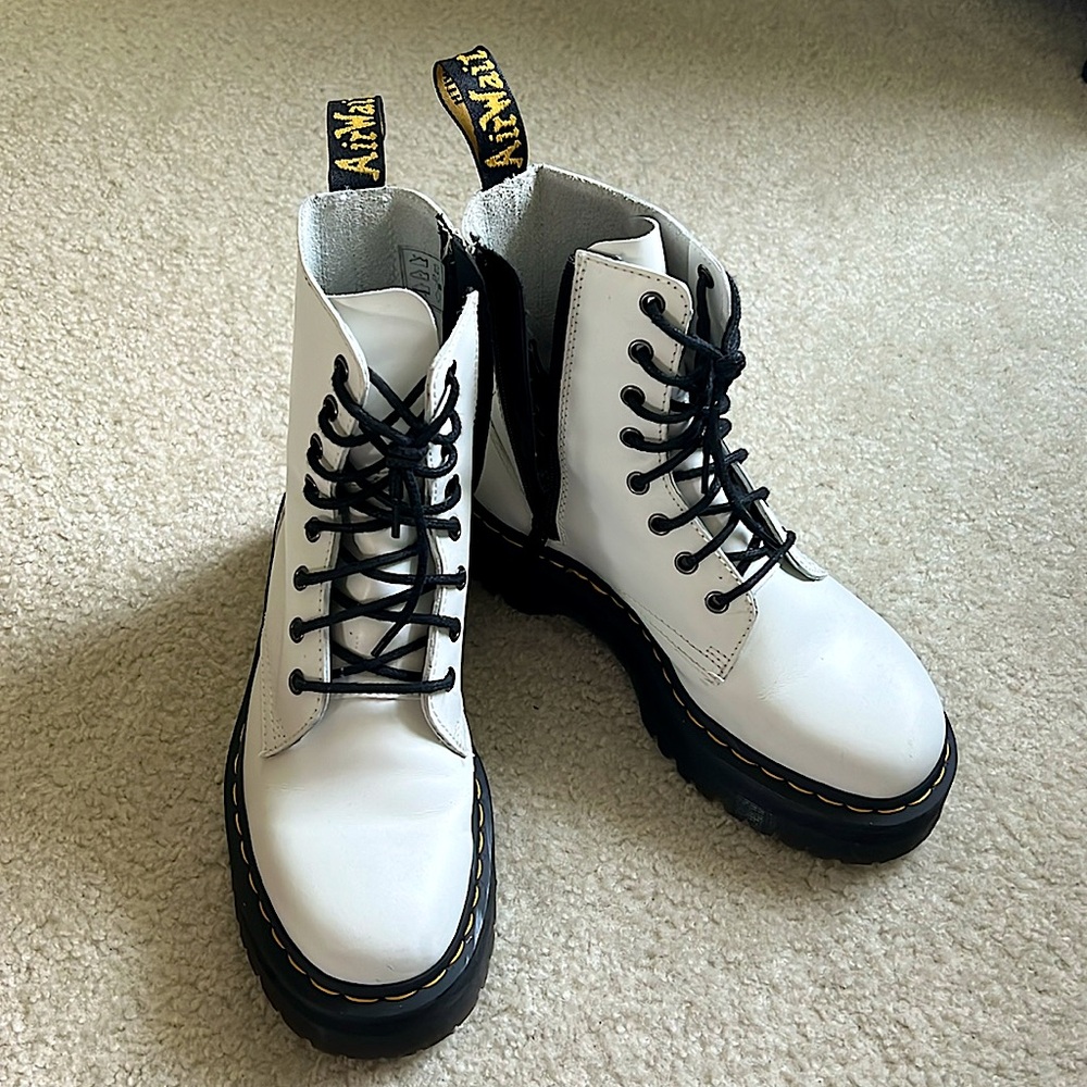 Women’s White platform original doc Martin boots size 39 (EU)